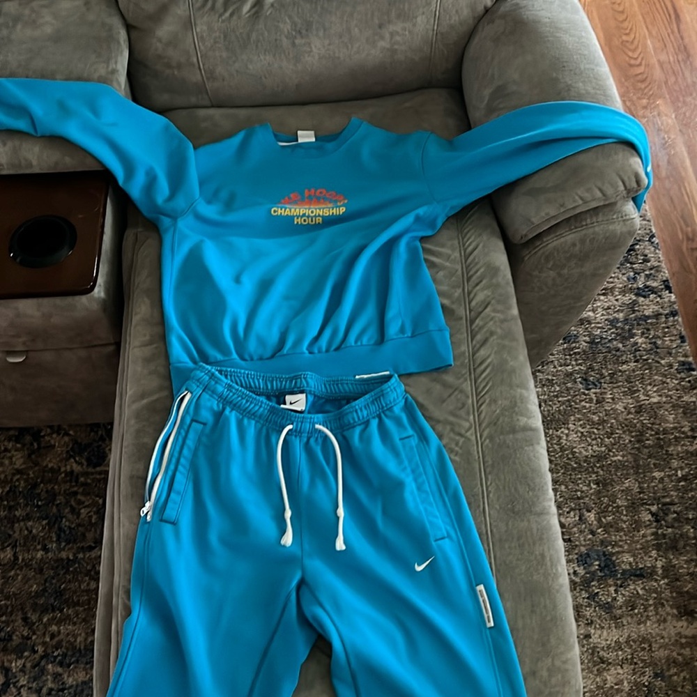 Nike men’s hoop set, Comes with medium pants and long sleeve shirt